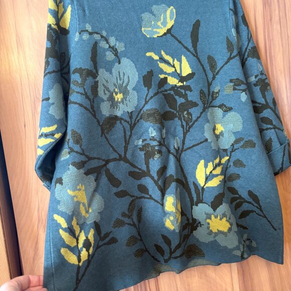 Lightweight sweater Tunic,  Spring Colours,  Floral Weave Top, Cynthia Rowley - Picture 2 of 8